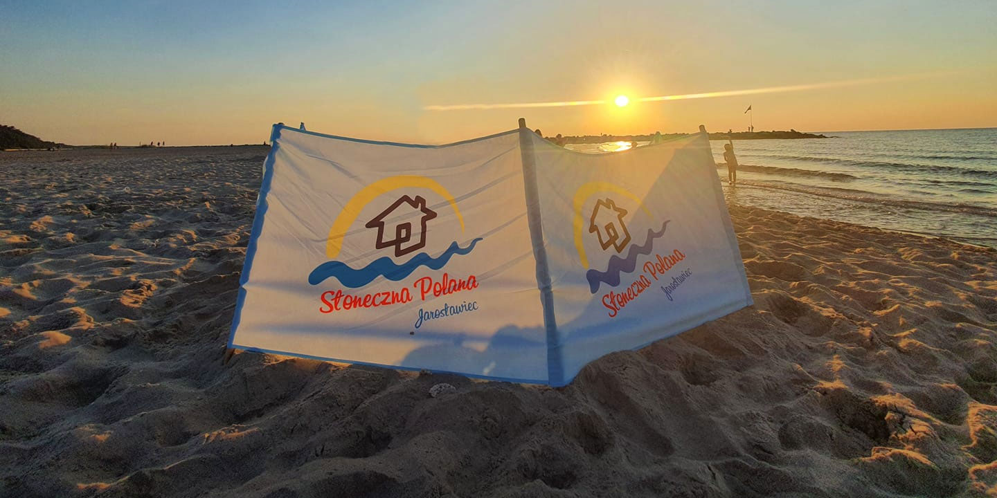 Tanie parawany plażowe z logo